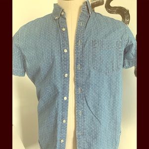 Young men’s short sleeved button shirt